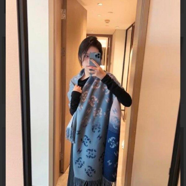 Chanel_CH1_Blue_Woollen_Scarf